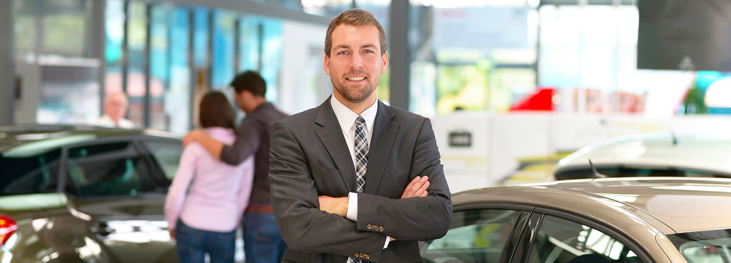 Le mandataire auto Ouest Import entrain de vendre une voiture